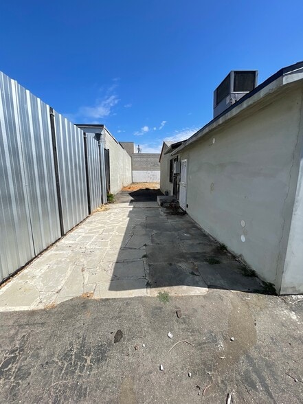 More Photos Of 16123 Wyandotte St, Van Nuys Service For Lease