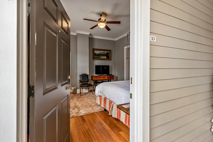 More Photos Of 240 E California St, Jacksonville Hotel For Sale