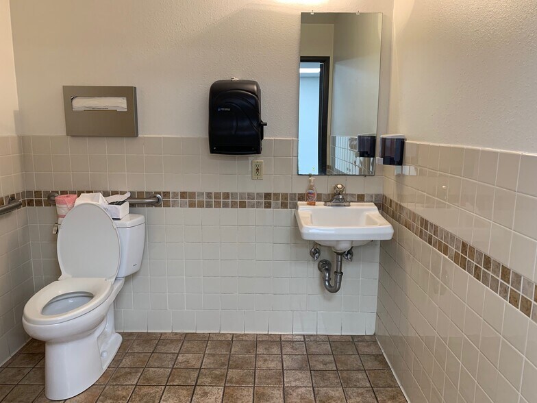 More Photos Of 15610-15630 S Figueroa St, Gardena Warehouse For Lease