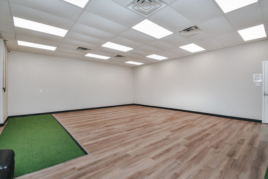 More Photos Of 305 Sam Houston Dr, Victoria Storefront For Lease