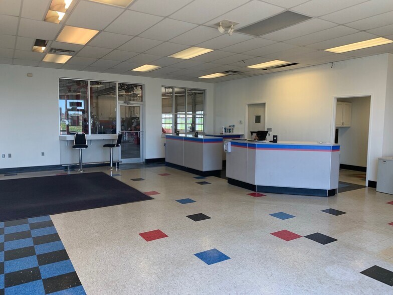 More Photos Of 7811 Southtown Crossing Blvd, Fort Wayne Auto Repair For Sale