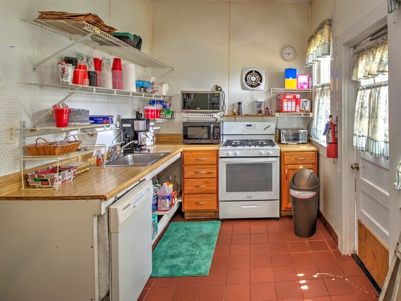 More Photos Of 944 E Silver Springs Blvd, Ocala Office For Sale