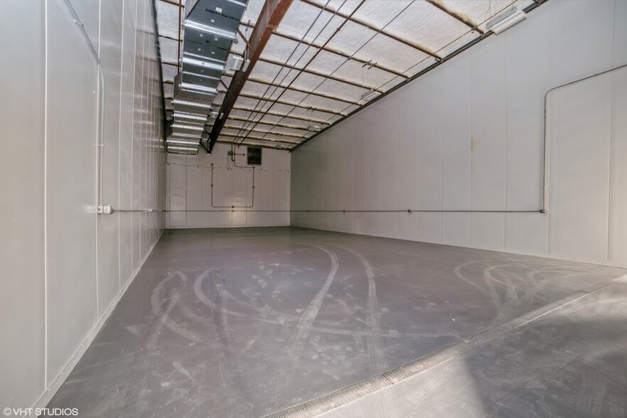 More Photos Of 740 Schneider Dr, South Elgin Manufacturing For Sale