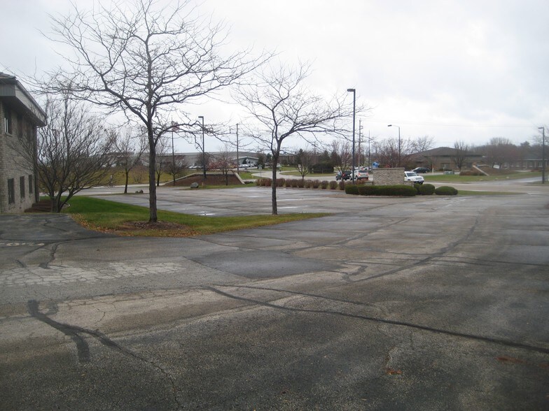 More Photos Of 2905 Universal St, Oshkosh Office For Lease