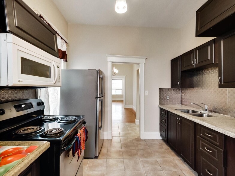 More Photos Of 443 Wentworth St N, Hamilton Storefront Retail Residential For Sale