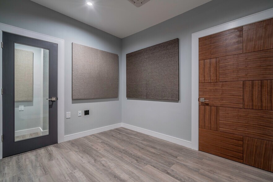 More Photos Of 3809 W Burbank Blvd, Burbank Loft Creative Space For Lease