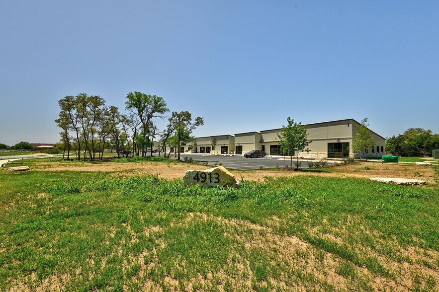 More Photos Of 4913 Moreland, Georgetown Medical For Lease