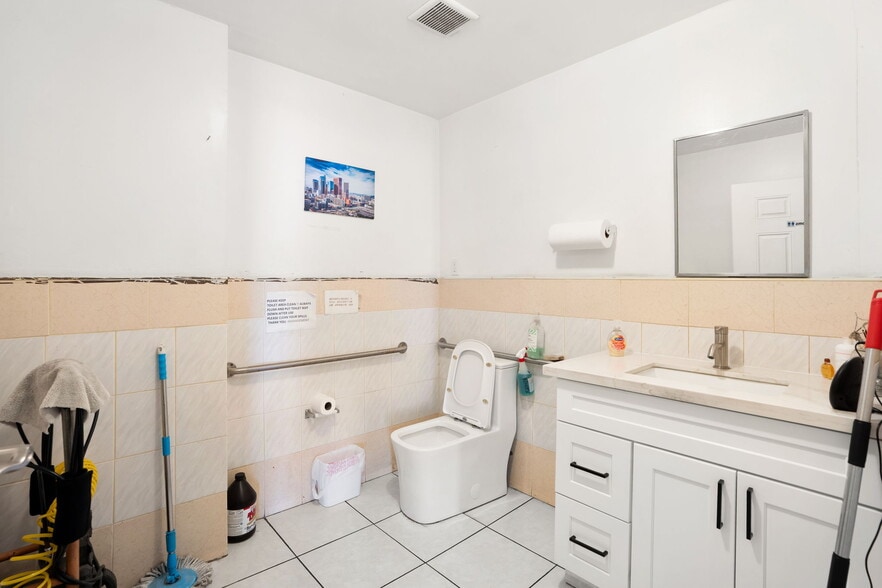 More Photos Of 127-129 S 8th Ave, La Puente Warehouse For Sale