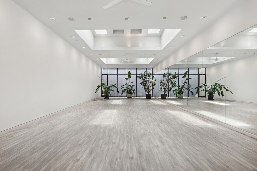 Primary Photo Of 208 N 8th St, Brooklyn Apartments For Lease