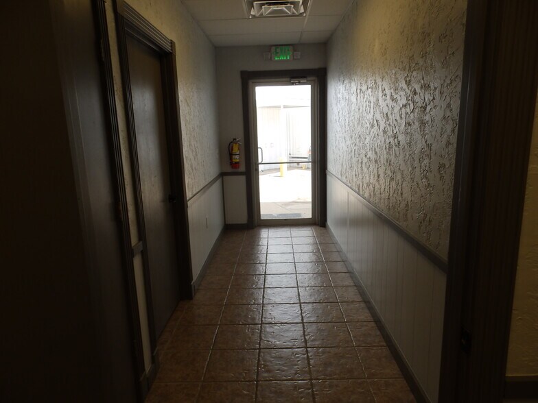 More Photos Of 2005 Tile Factory Rd, Palestine Manufacturing For Lease