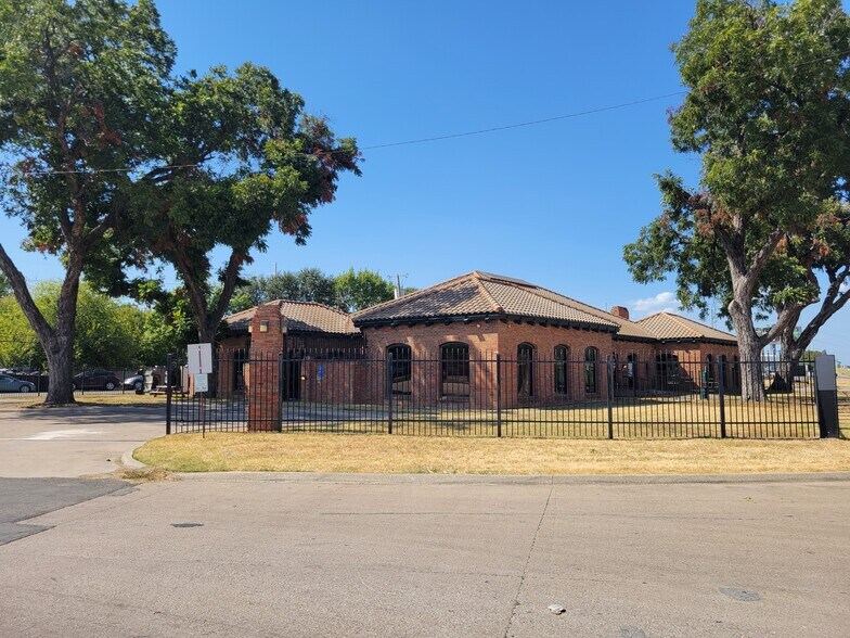 More Photos Of 2323 N Walton Walker Blvd, Dallas Office For Sale