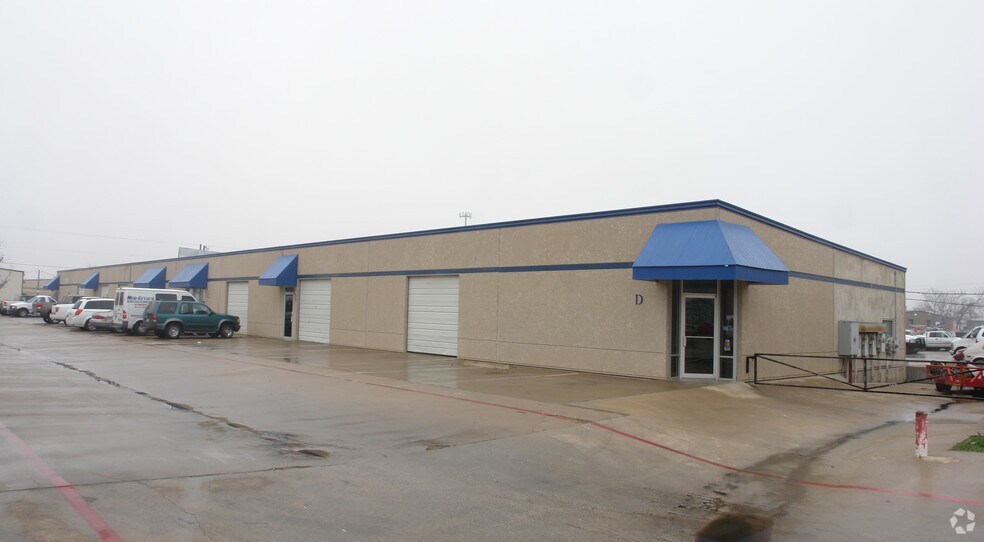 More Photos Of 2513 Weaver St, Haltom City Warehouse For Lease