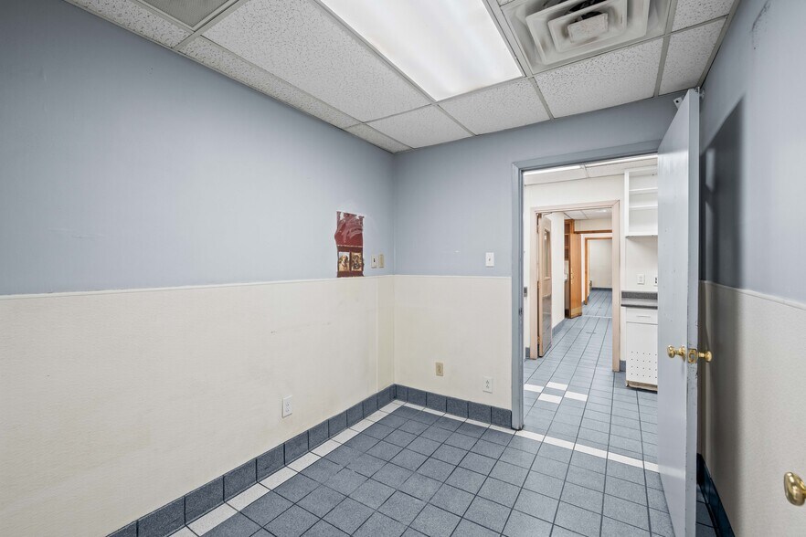 More Photos Of 7902 Slide Rd, Lubbock Veterinarian Kennel For Lease