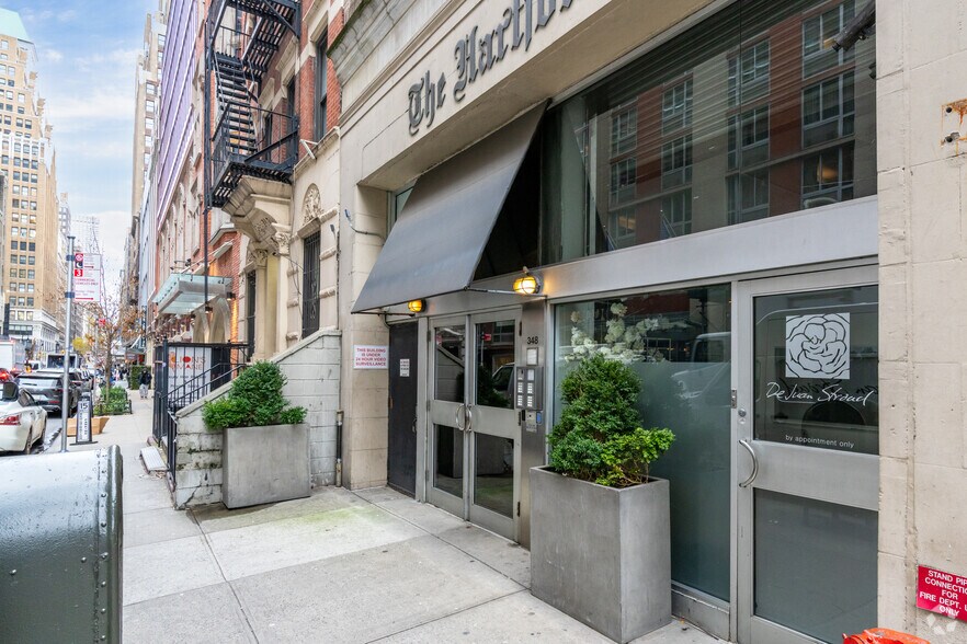 More Photos Of 348 W 36th St, New York Apartments For Lease