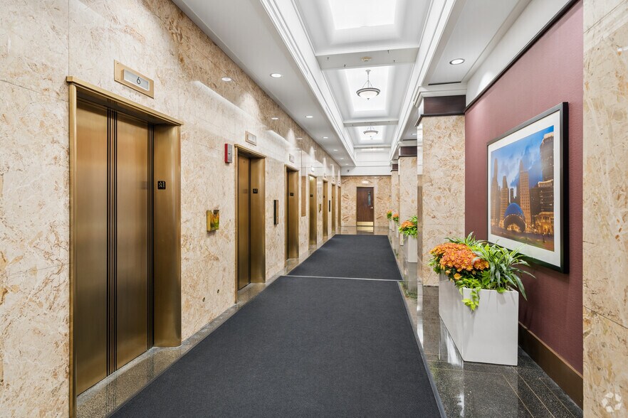 More Photos Of 111 N Wabash Ave, Chicago Office For Sale