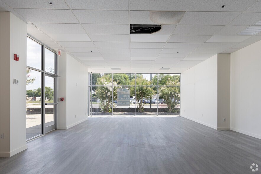 More Photos Of 2101 Main St, Columbia Freestanding For Lease