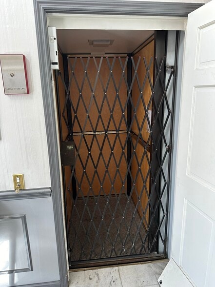 More Photos Of 1314 Burch Dr, Evansville Office For Sale