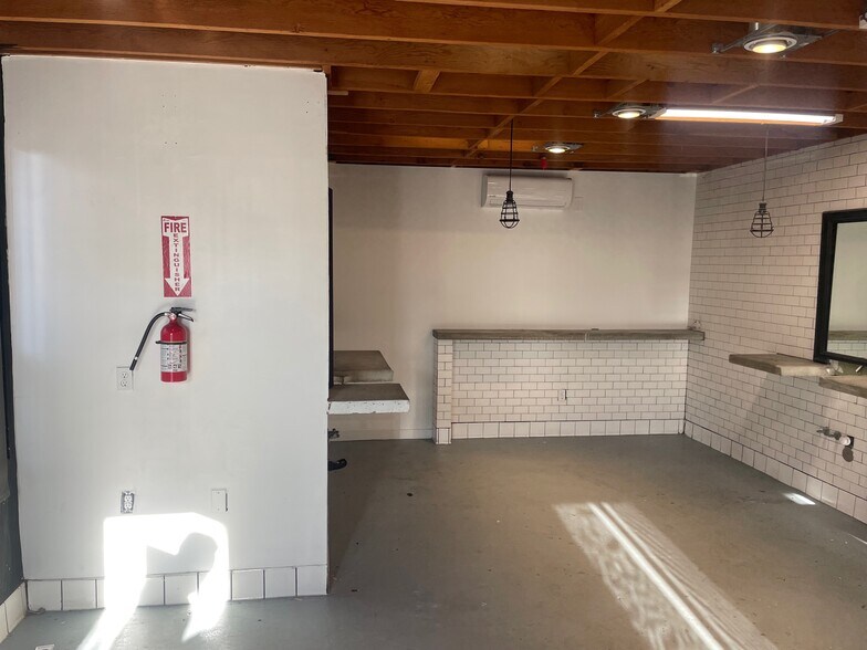 More Photos Of 428 Lincoln Blvd, Venice Freestanding For Lease