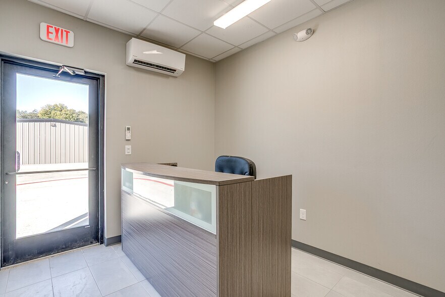 More Photos Of 1321 Kerry ln, Azle Industrial For Sale