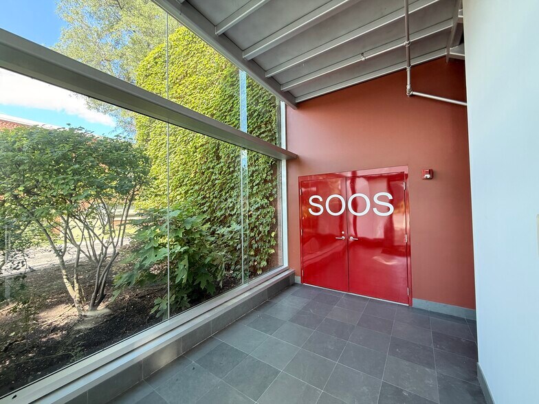 More Photos Of 105 Schelter Rd, Lincolnshire Office For Lease