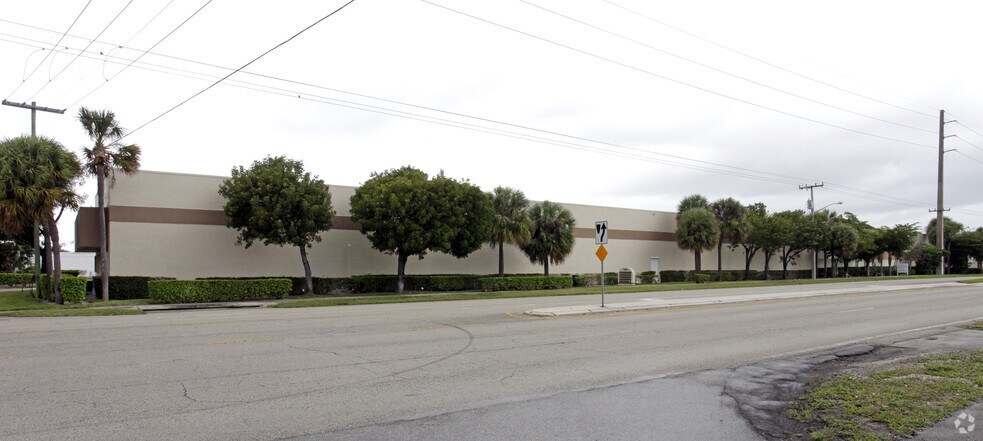 More Photos Of 4201 N Dixie Hwy, Boca Raton Light Distribution For Sale