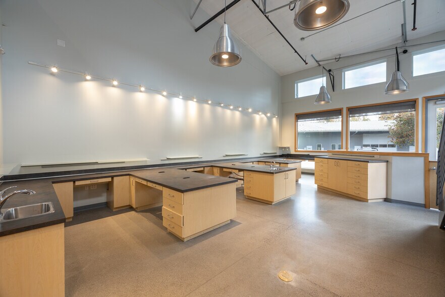 More Photos Of 909 Squalicum Way, Bellingham Flex For Sale