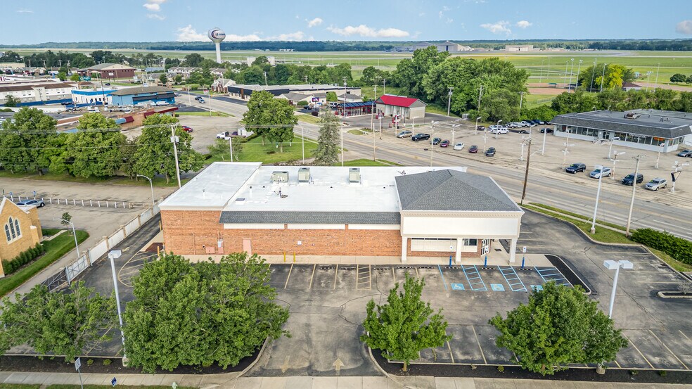 More Photos Of 900 N Broad St, Fairborn Freestanding For Lease