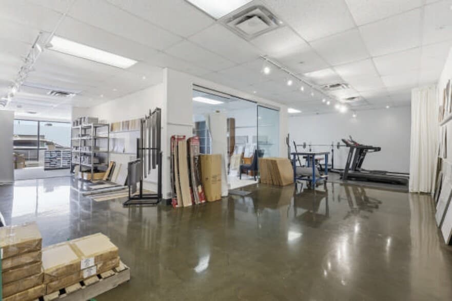 More Photos Of 8905 Boul Henri-Bourassa O, Saint-Laurent Showroom For Sale