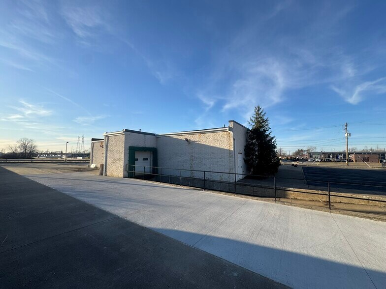 More Photos Of 13425 Snow Rd, Brook Park Freestanding For Lease