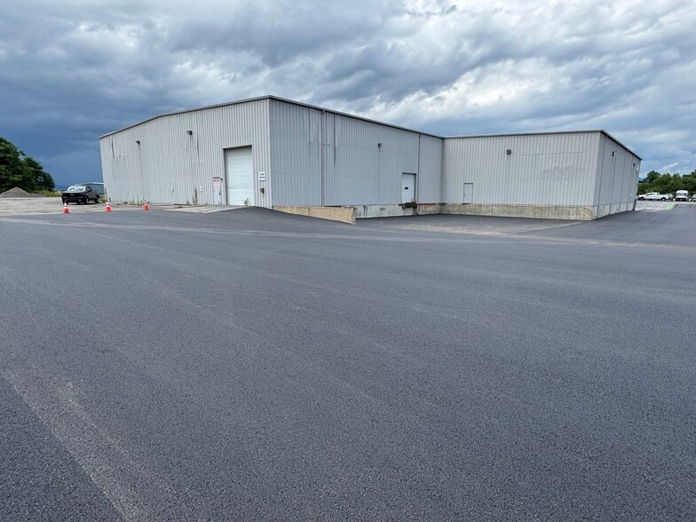 More Photos Of 16121 Business Pky, Hagerstown Warehouse For Lease