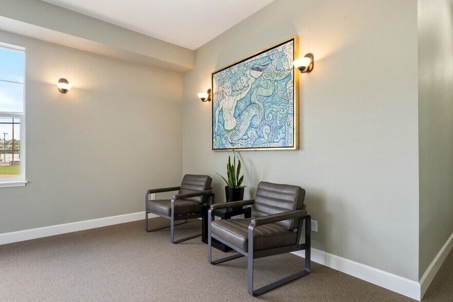 More Photos Of 2210 NE 22nd St, Lincoln City Office For Lease