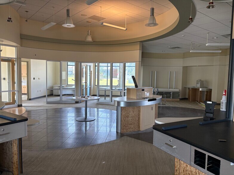 More Photos Of 11 Vista Blvd, Slingerlands Bank For Lease