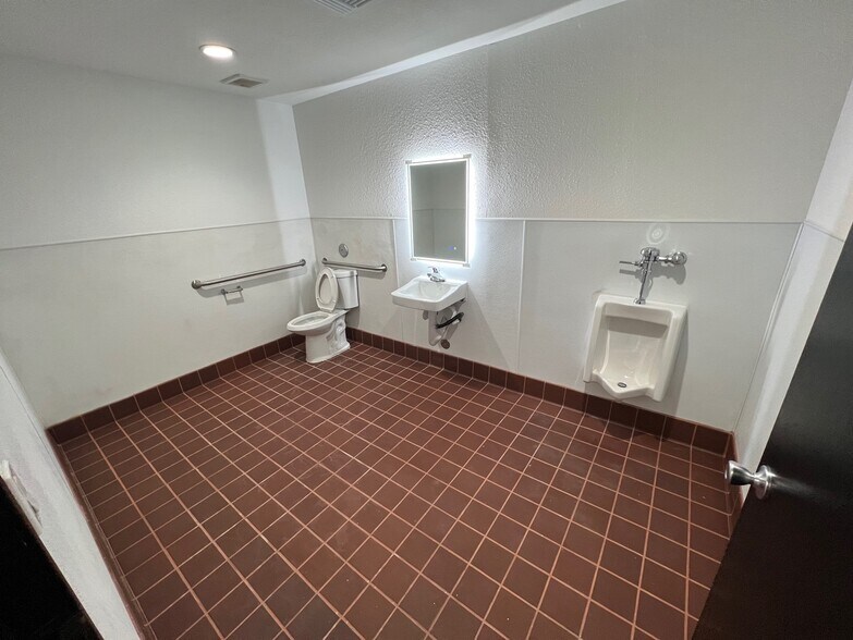 More Photos Of 2440-2444 S Atlantic Blvd, Commerce General Retail For Lease