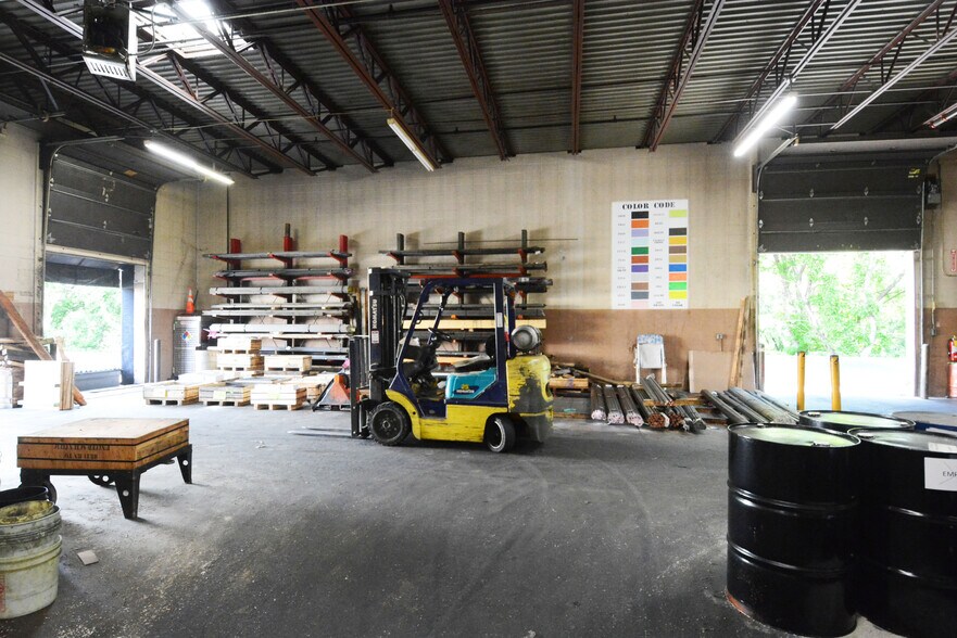 More Photos Of 15 Yorkton Ct, Little Canada Manufacturing For Sale