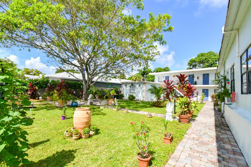 More Photos Of 1801 Spruce Ave, West Palm Beach Apartments For Sale