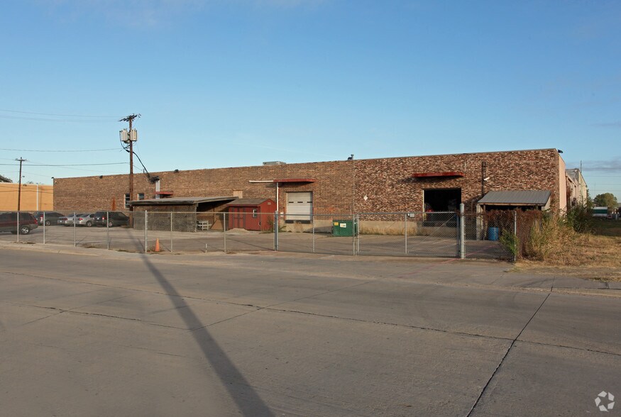 More Photos Of 4818 Woodall St, Dallas Manufacturing For Lease