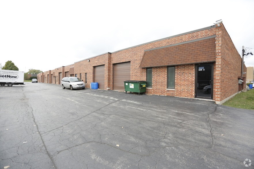 More Photos Of 901-905 Ridge Ave N, Lombard Warehouse For Lease