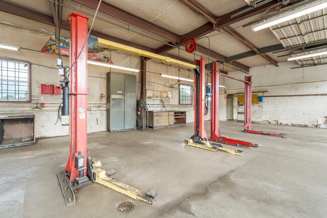 More Photos Of 1745 W Hensley Blvd, Bartlesville Service For Lease