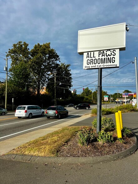 More Photos Of 688 Washington St, Middletown Freestanding For Lease