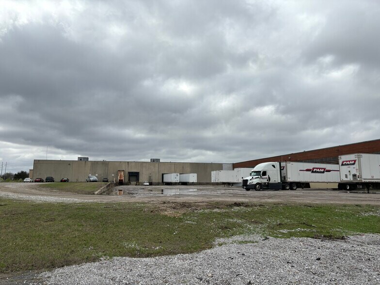 More Photos Of 4799 S Eason Blvd, Tupelo Distribution For Lease