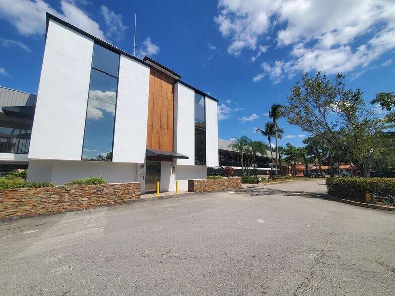 More Photos Of 1860 N Pine Island Rd, Plantation Office For Lease
