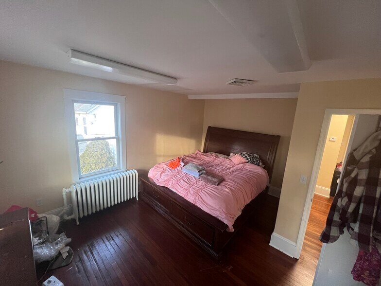 More Photos Of 735 Broad St, Shrewsbury Office Residential For Sale