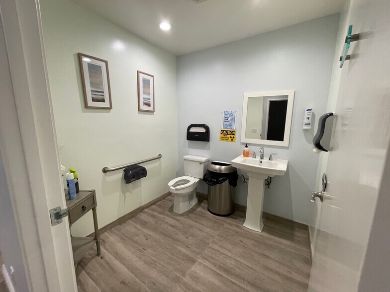 More Photos Of 10866 Riverside Dr, North Hollywood Hospital For Lease