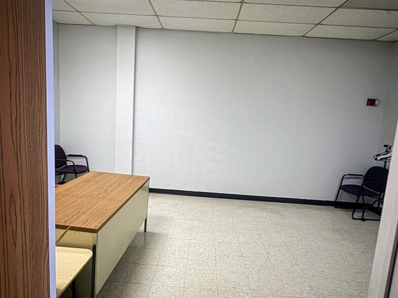 More Photos Of 1701-1741 S University Blvd, Middletown Unknown For Lease