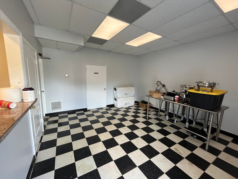 More Photos Of 1917 N Dixie Hwy, West Palm Beach Storefront Retail Office For Lease