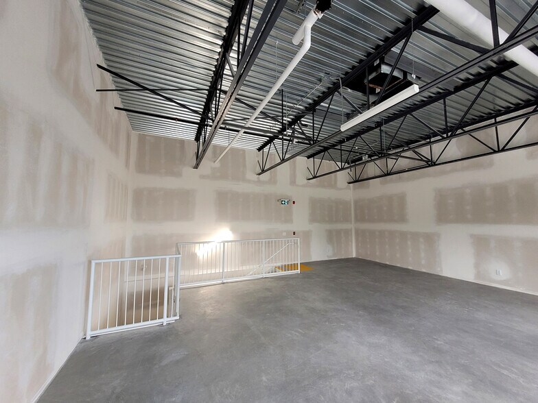 More Photos Of 17280 Heather Dr, Surrey Warehouse For Lease