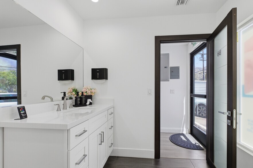 More Photos Of 2020 N Glenoaks Blvd, Burbank Medical For Sale