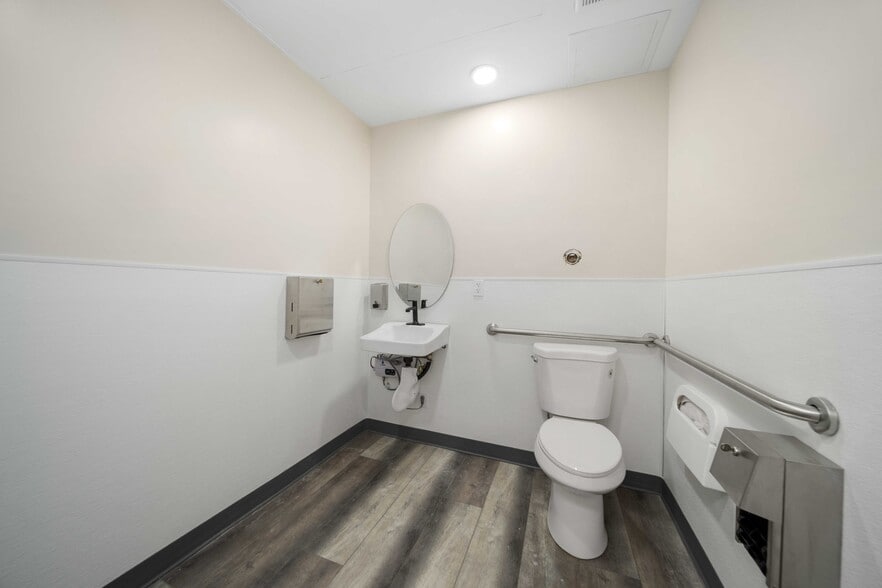 More Photos Of 465 E Palmdale Blvd, Palmdale Loft Creative Space For Lease