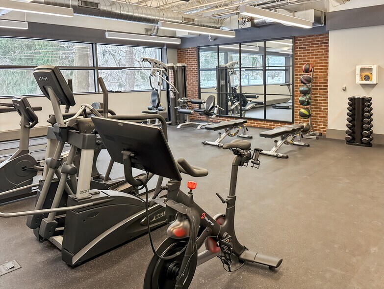 More Photos Of 41000 Woodward Ave, Bloomfield Hills Coworking Space