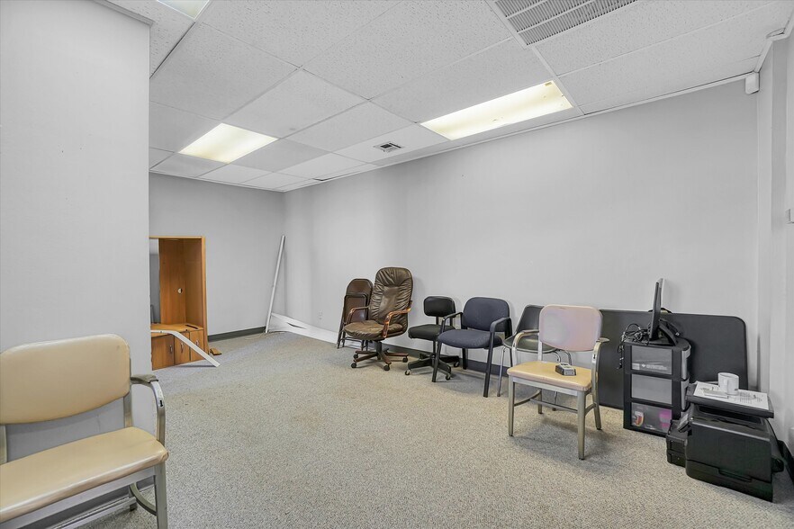 More Photos Of 111 Sequoyah Ln, Altus Office For Sale